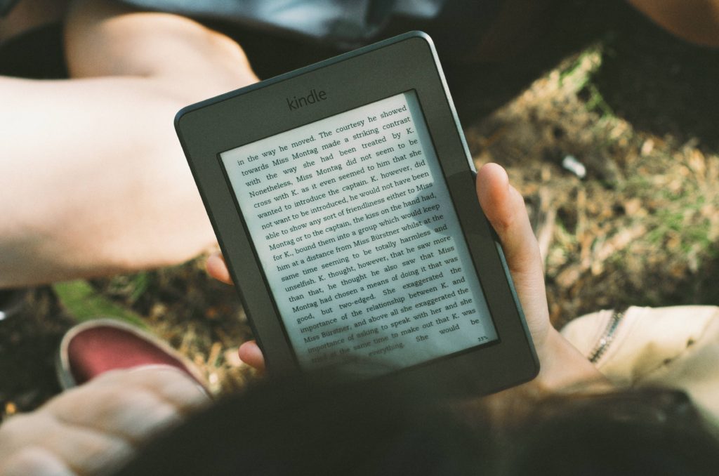 Woman holding kindle (c) unsplash.com/pexels.com